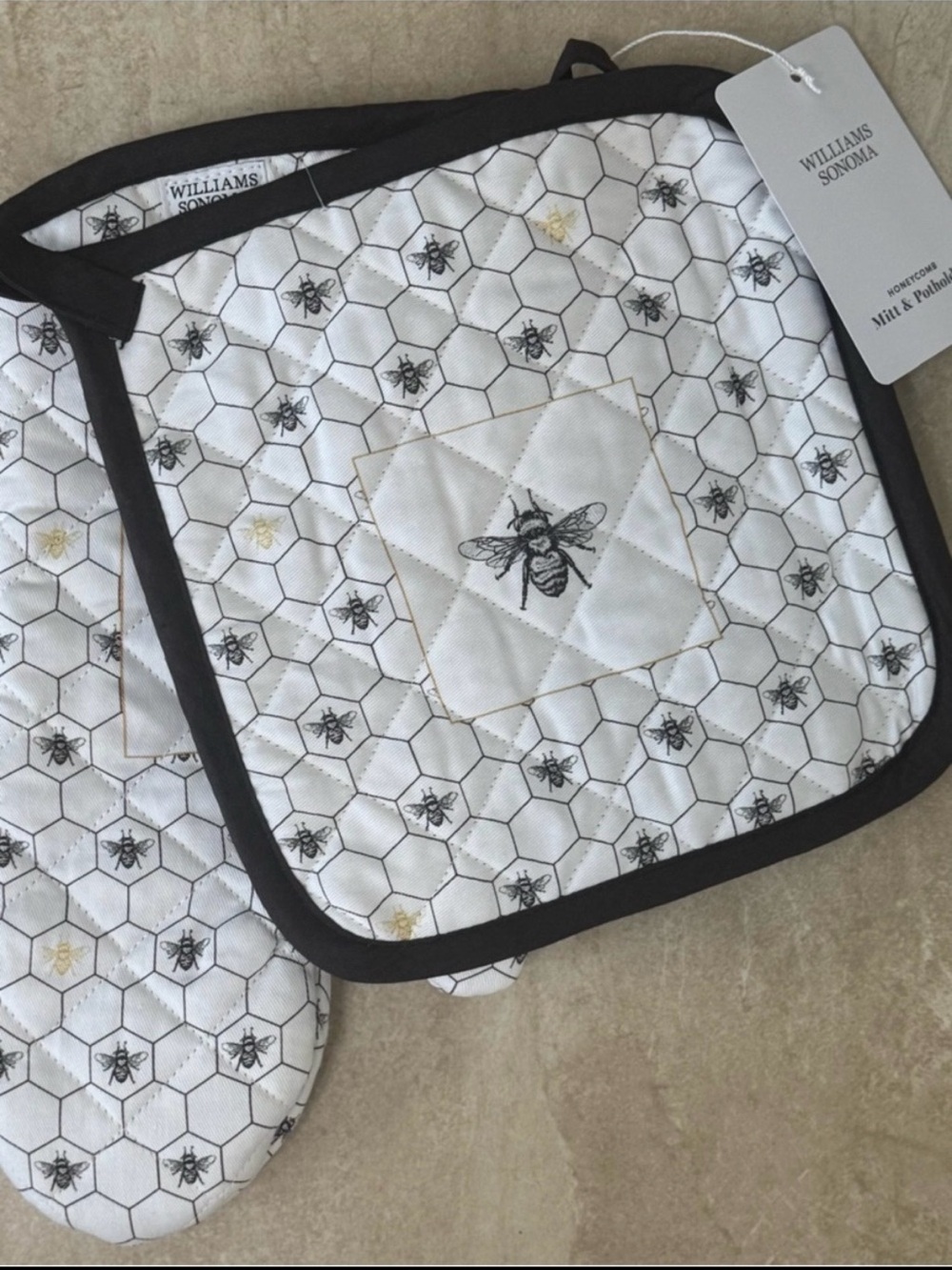 Williams Sonoma Honeycomb Oven Mitt & Potholder Set - Picture 9 of 9